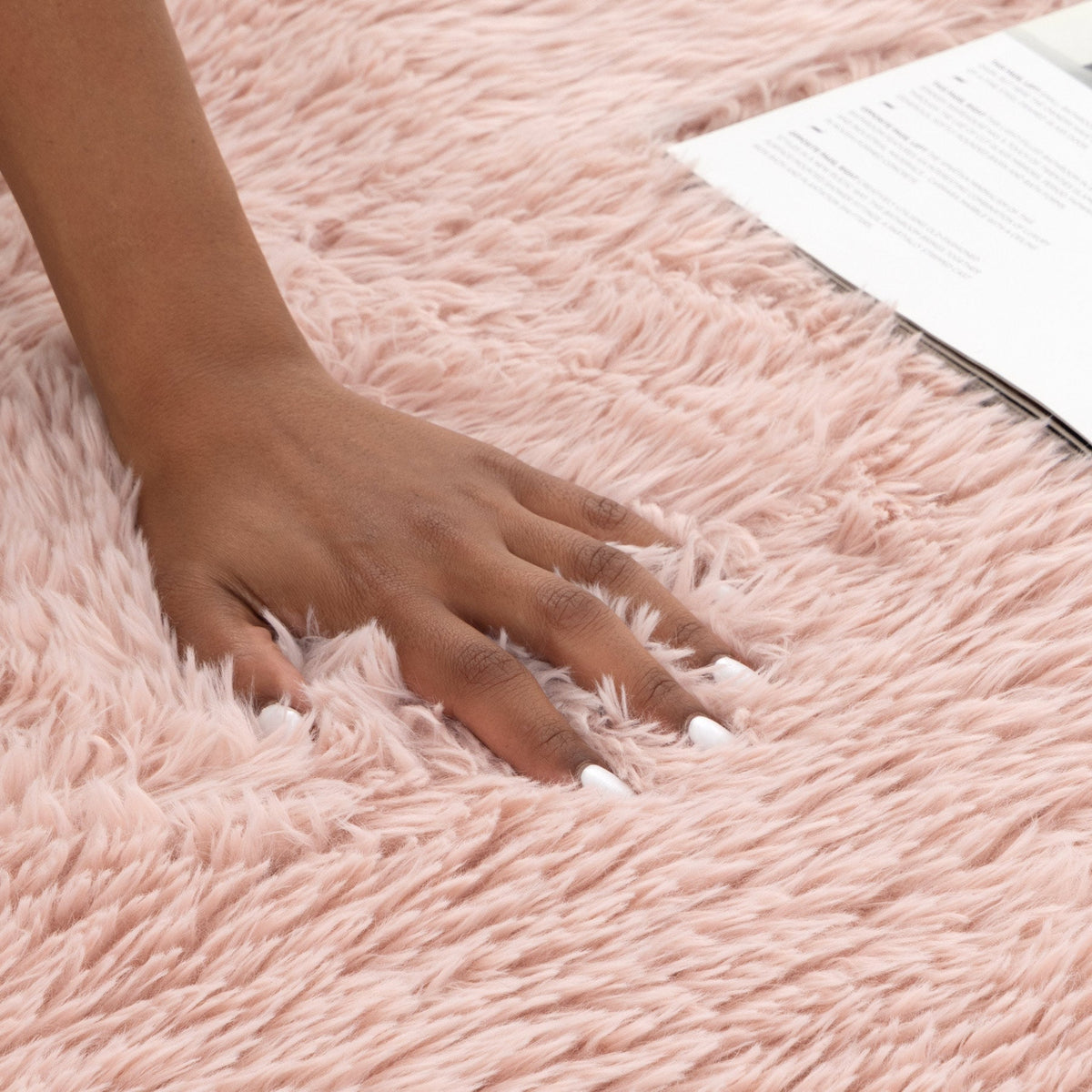 Lyla Machine Washable Shaggy Blush Round Rug